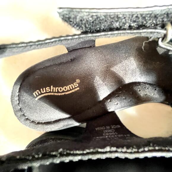Mushrooms Sandals Black Size 8.5 Hook N Loop strap open toe memory foam - Picture 7 of 7